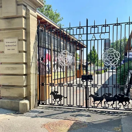 The Knavesmire - Quaint Victorian - Free Parking - Pet Friendly 요크